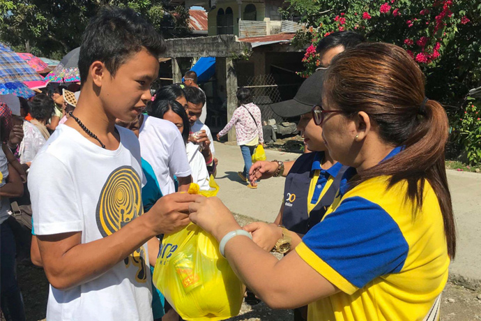 Mindanaoans receive aid from BDO volunteers